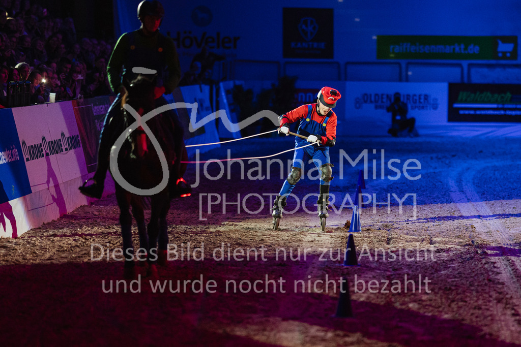 241102_Oldenburg_Show-348 | Deine schönsten Turniermomente als professionelle Fotos! Entdecke hochwertige Pferdesport-Fotografie im Online-Shop. Jetzt Fotos finden & bestellen!