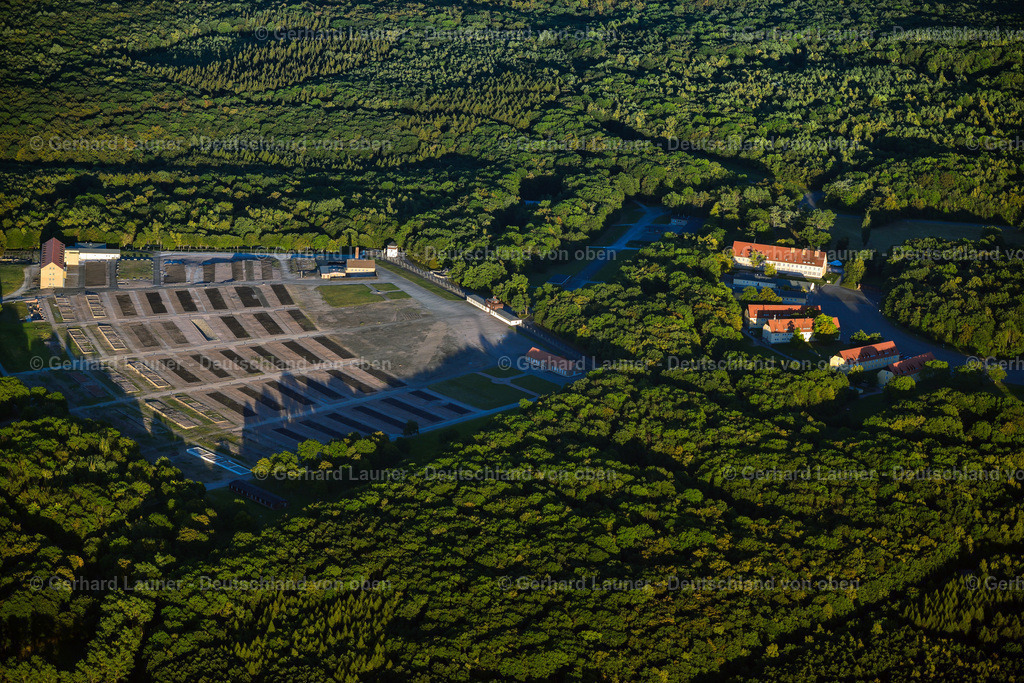 3638630 | WEIMAR 25.08.2016 Sehenswürdigkeit und Tourismus- Attraktion des Geschichts- Denkmal " Gedenkstätte Buchenwald " in Weimar im Bundesland Thüringen, Deutschland. Weiterführende Informationen bei: Stiftung Gedenkstätten Buchenwald und Mittelbau-Dora. // Tourist attraction of the historic monument " Gedenkstaette Buchenwald " in Weimar in the state Thuringia, Germany. Further information at: Stiftung Gedenkstaetten Buchenwald und Mittelbau-Dora. Foto: Gerhard Launer