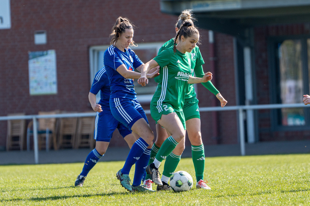 Fußball I Frauen I Saison 2025-2026 I Oberliga Niedersachsen I 17. Spieltag I TuS Lutten - BW Hollage I 12857 | jns.sportfotos - Realisiert mit Pictrs.com