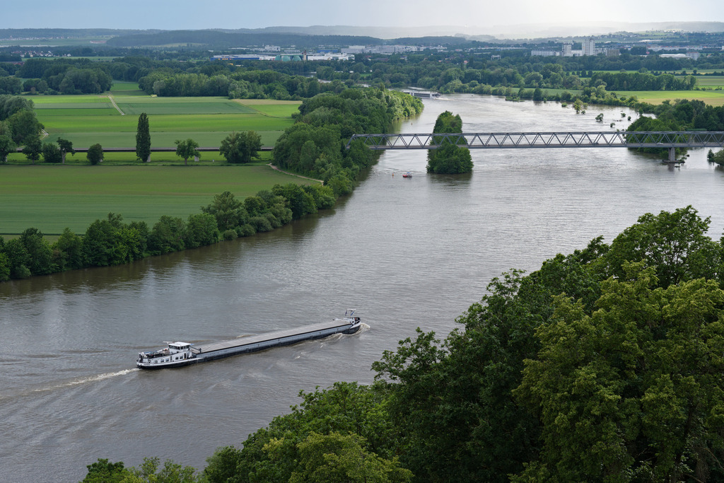 Blick von der Walhalla auf die Donau | Donaustauf, Deutschland - May 30, 2024: Blick von der Walhalla auf die Landschaft der Donau mit Frachtschiff. - Realisiert mit Pictrs.com
