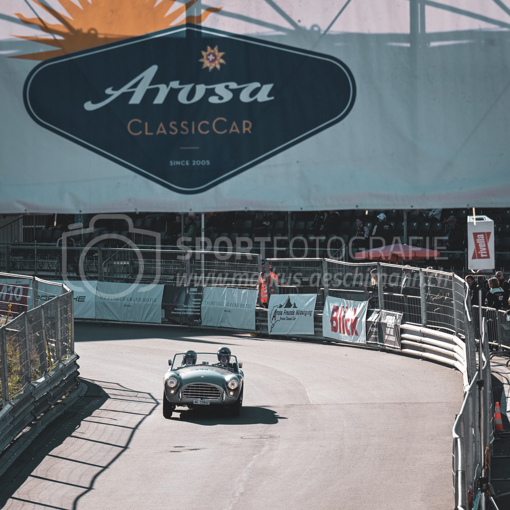 21. Arosa ClassicCar 2025 - 6. =September= 2025 | Jürg Kohler aus Oftringen (SUI) in einem Bristol AC ACE aus dem Jahre 1957 mit Startnummer 238 am Arosa ClassicCar 2025 in der Kategorie Classic Trophy..@arosaclassiccar, @arosa.official, #arosaclassiccar, #arosa, #76curves, #classiccarBild: Sportfotografie Markus Aeschimann | www.markus-aeschimann.ch - Realisiert mit Pictrs.com