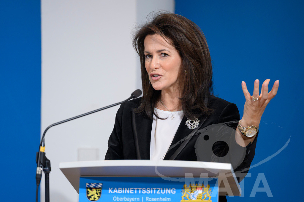 _DW05026 | Bayerns Landwirtschaftsministerin Michaela Kaniber (CSU)  Pressekonferenz im Lokschuppen. Rosenheim, 02.12.2025 Bayern Deutschland - Realisiert mit Pictrs.com