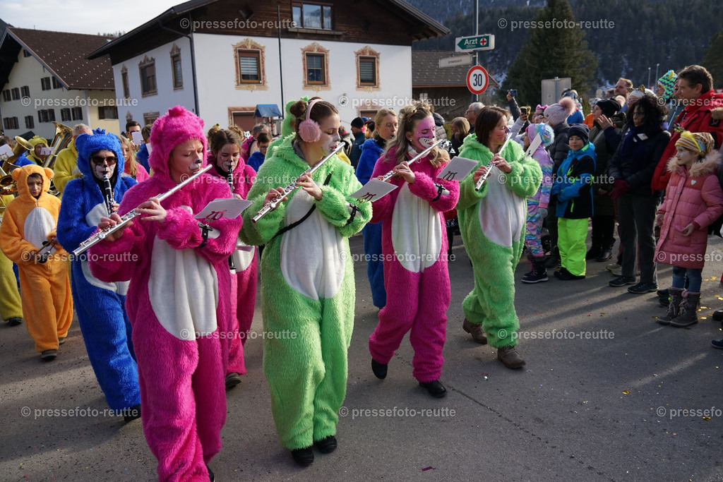news-2023-Feb11-Fasching-Weissenbach-DSC01797 | Info aus dem Bezirk Reutte/Ausserfern Tirol sowie eine umfangreiche Bilddatenbank über die gesamte Region: Lechtal, Talkessel Reutte, Tannheimertal, Zwischentoren. Lech, Plansee, Zugspitze, Grenztunnel, B179, Fernpassstraße, Verkehr, Lawinen, Tradition, - Realisiert mit Pictrs.com