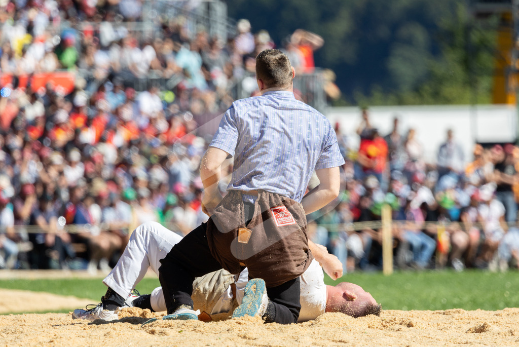 ESAF2025_06Gang_6259 | Die Schwinger des Schwyzer Kantonalen Schwingerverbandes: Fotos, die Dynamik und Leidenschaft festhalten, sowie emotionale Momente aus dem traditionellen Schwingsport zeigen. - Realisiert mit Pictrs.com