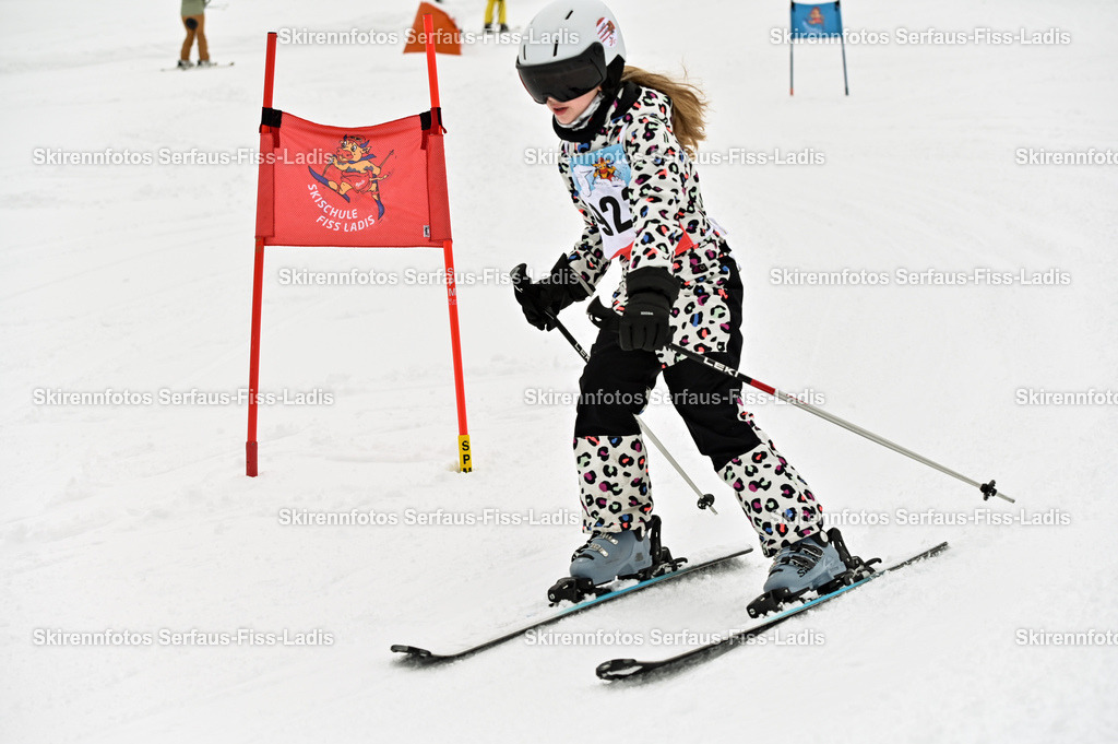 SRF_20.02.2026_1227 | Skirennfotos,Serfaus,Fiss,Ladis,Kinderskirennen,Winter,Tirol,Oberland,skirace,SFL,feelfree,weil wir's genießen,ski,Ski,skifahren,Sonnenplateau, - Realisiert mit Pictrs.com