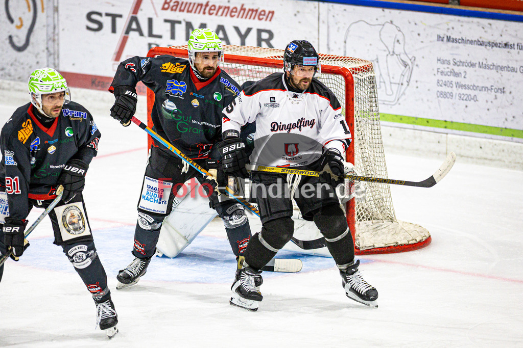 Peißenberg MINERS gegen EV Dingolfing | Eishockey Bayernliga 2025/26 Vorbereitung, Peißenberg MINERS gegen EV Dingolfing, 20250926,Vor dem Tor,2025-09-26 in Peißenberg (flatbuy Arena Peißenberg), Florian SIMON (MINERS 11), Sergej JANZEN (Dingolfing 15)Copyright: WolfgangxLindner www.foto-lindner.de