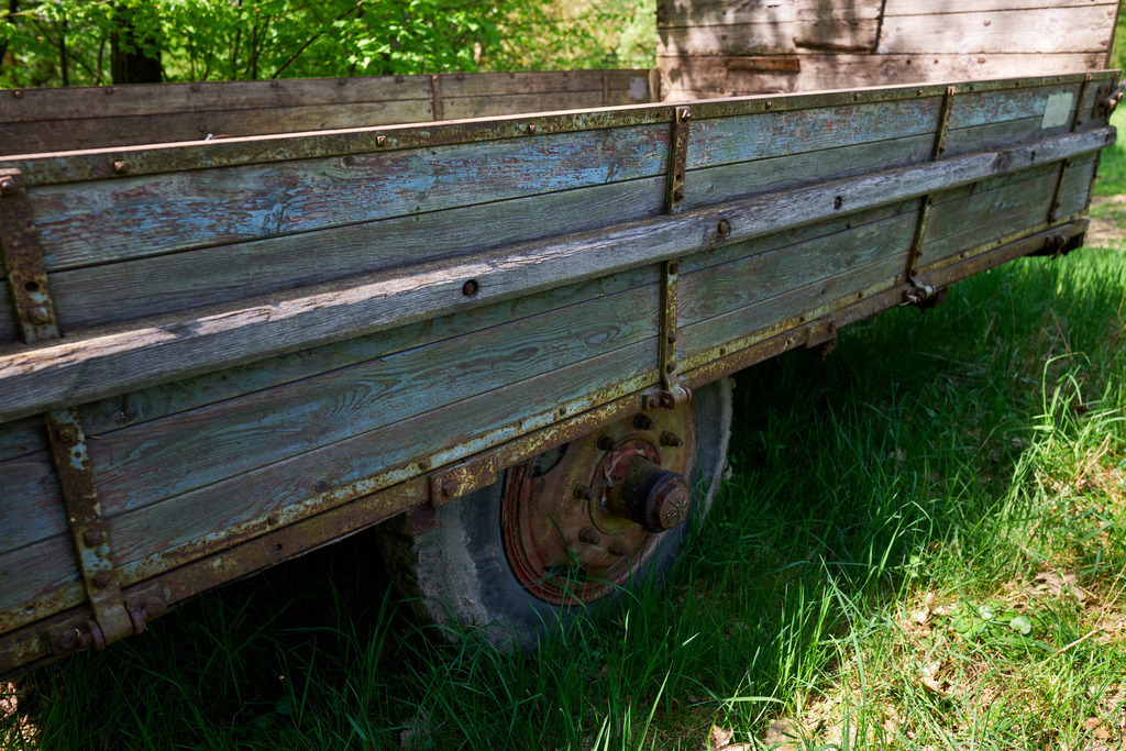 Alter Traktoranhänger in Wiese abgestellt | Bad Schalllerbach, Austria - April 13, 2024: Alter Traktoranhänger in Wiese abgestellt. - Realisiert mit Pictrs.com