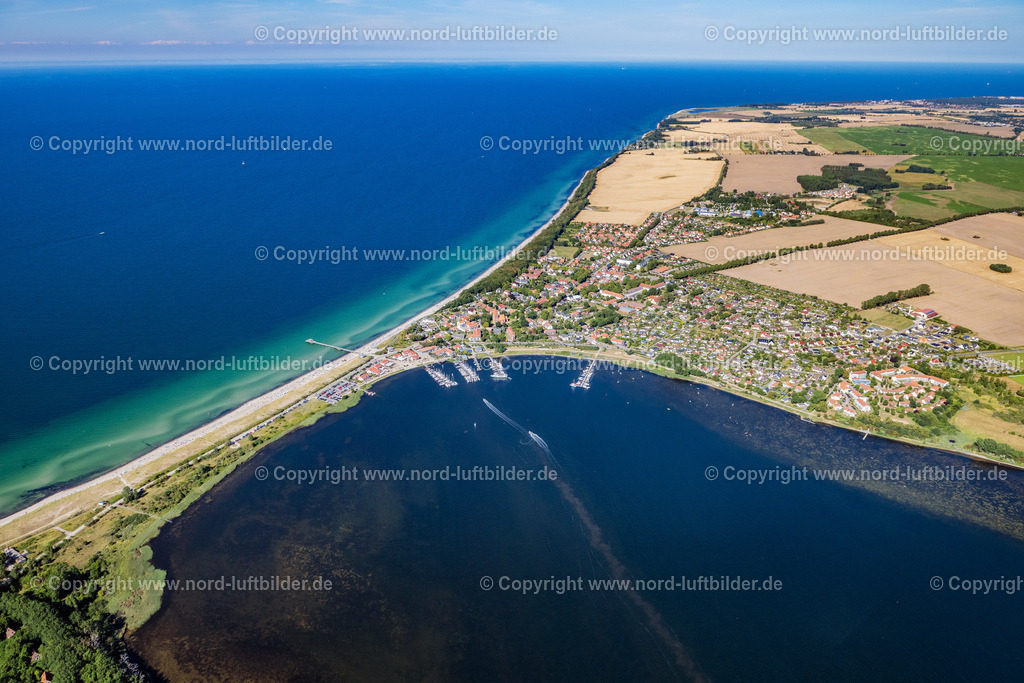 Rerik_ELS_9186100822 | RERIK 10.08.2022 Küsten- Landschaft am Sandstrand der Ostsee mit der Halbisel Wustrow in Rerik im Bundesland Mecklenburg-Vorpommern, Deutschland. // Coastline on the sandy beach of Baltic Sea in Rerik in the state Mecklenburg - Western Pomerania, Germany. Foto: Martin Elsen