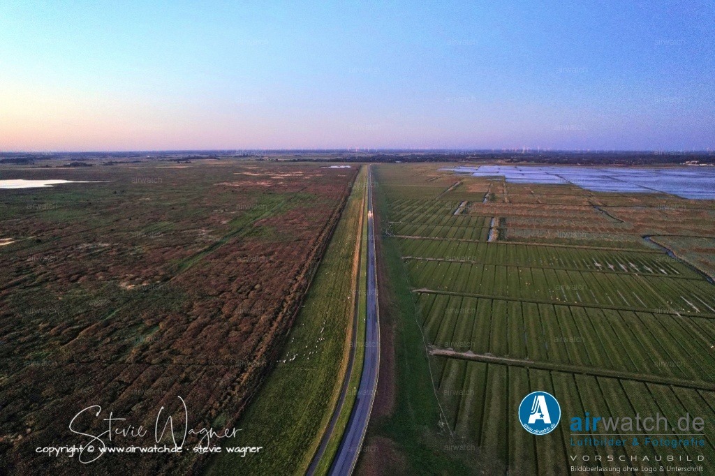 Nordsee, Nordfriesland, Nordstrand, Pohnshalligkoog - airwatch.de | Der Pohnshalligkoog umfasst eine Fläche von etwa 695 Hektar und ist der östlichste und zweitgrößte Koog der Halbinsel Nordstrand. Die Eindeichung des Pohnshalligkoogs war 1924 abgeschlossen. Trotz der Schwierigkeiten bei der Errichtung des Deiches und des verschlammten Bodens konnten die ersten Pächter 1924 den Koog übernehmen. Fünf Jahre nach der Eindeichung wurden die Pachtverträge jedoch aufgelöst und das gesamte Land der “Gemeinnützigen Siedlungsgesellschaft Deutscher Osten” übergeben.