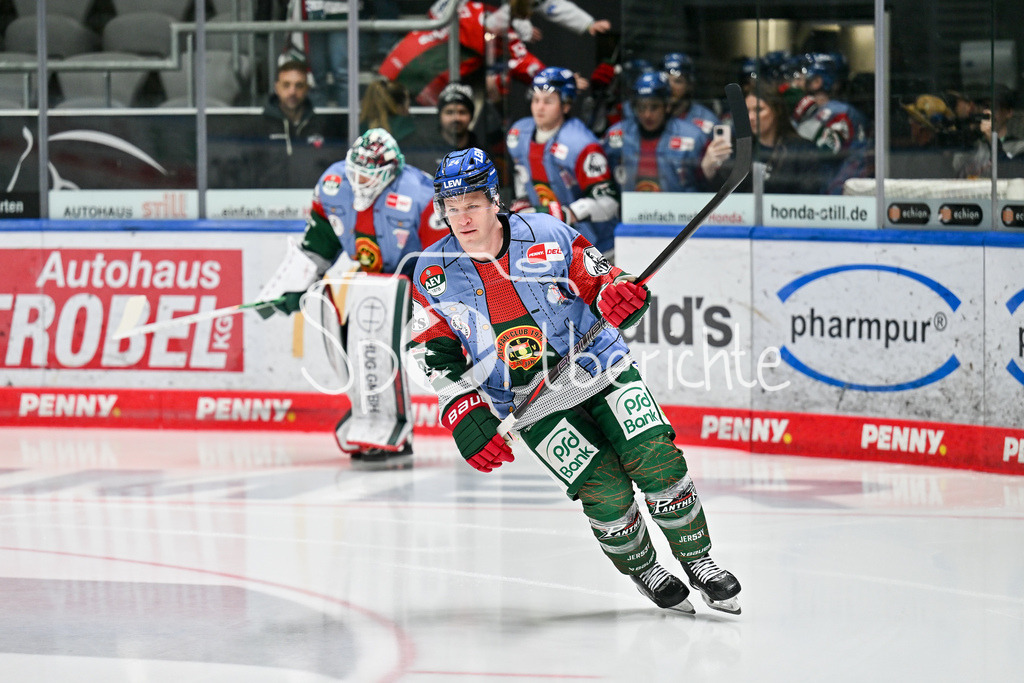 Augsburger Panther - Grizzlys Wolfsburg | AUGSBURG, GERMANY - 15. MARCH: im Bild T. J. TREVELYAN (Augsburger Panther 24) / Einzelfoto / Freisteller beim warmup vor dem Match zwischen den Augsburger Panthern und den Grizzlys Wolfsburg am 52. Spieltag der Penny DEL im Curt Frenzel Stadion