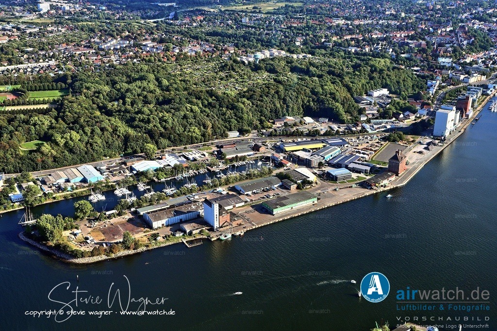 Luftbild Flensburg - An der Harniskai befinden sich mehrere Unternehmen | An der Harniskai befinden sich mehrere Unternehmen, darunter die Baltic-Schiffsausrüstungen Wilhelm J. Kuntze KG, die Christian Jürgensen Brink & Wölffel Schiffsmakler GmbH, die GmbH Ondoo und die i Leoni GmbH. Zudem ist das Port Culinar, ein Restaurant am Harniskai 13, am Flensburger Ostufer, bei Robbe & Berking, angesiedelt.