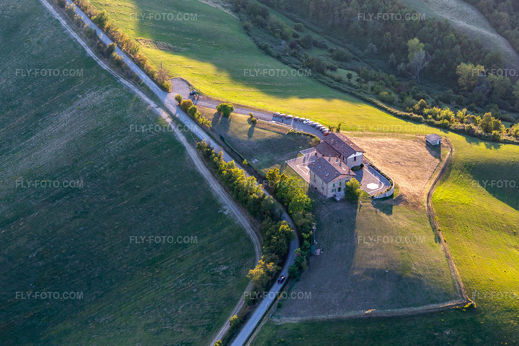 Aerial view: Comunità Sacerdotale Familiaris Consortio in the district Bicocca in Albinea in the state Reggio Emilia, Italy.Photo: IMG_134714.jpg taken on 09/19/2022 by Werner Riehm/FLY-FOTO.comResolution of the original: 5025 x 3350 pxWWW.FAMILIARISCONSORTIO.ORG