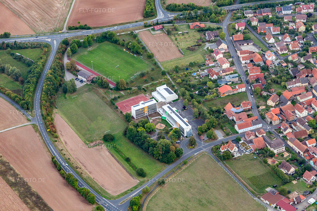 Luftbild: Johannes-Petri-Schule im Ortsteil Langendorf in Elfershausen im Bundesland Bayern in Deutschland. Foto: IMG_111087.jpg vom 08.09.2018 durch Werner Riehm/FLY-FOTO.de