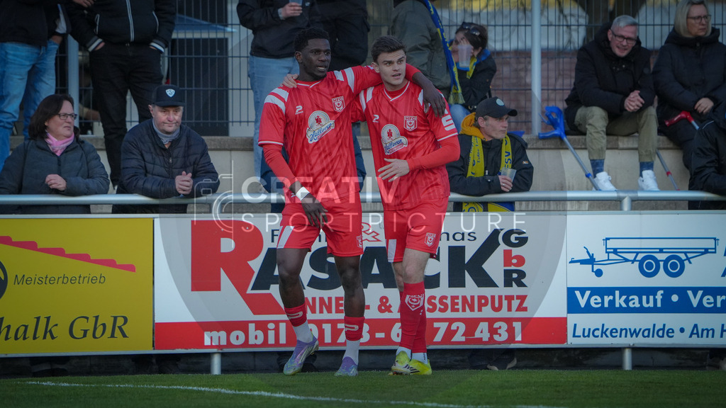 Fußball, Herren, Saison 2025/2026, Regionalliga Nordost, 22. Spieltag, FSV 63 Luckenwalde vs. Hallescher FC, Dienstag 07.04.2026, Werner-Seelenbinder-Stadion Luckenwalde, | Fußball, Herren, Saison 2025/2026, Regionalliga Nordost, 22. Spieltag, FSV 63 Luckenwalde vs. Hallescher FC, Dienstag 07.04.2026, Werner-Seelenbinder-Stadion Luckenwalde, Im Bild: Bocar Baro (l. HFC) und Fabrice Hartmann (r. HFC) jubeln über den Treffer zum 1:2. - Realisiert mit Pictrs.com