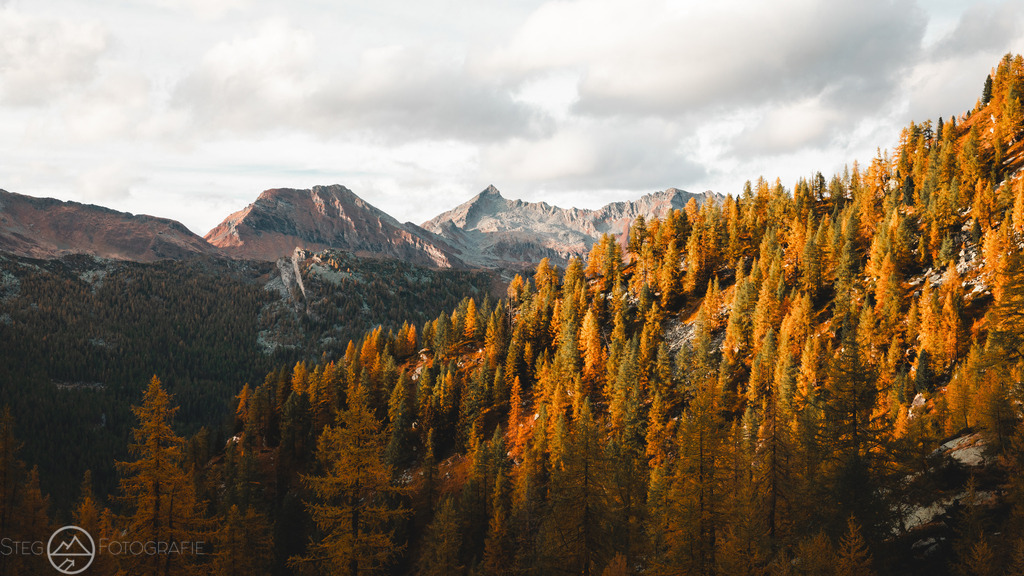 Valle di Campo | Herbststimmung in einem Tal im Tessin.Format 16 zu 9 - Realisiert mit Pictrs.com