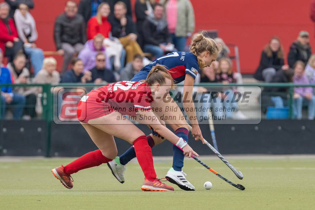 HK_20230416_107080 | 1. Bundesliga Damen Düsseldorfer HC - Rot-Weiss Köln am 16.4.2023 DHC Düsseldorf, Düsseldorf , Antonia Lonnes ( Rot-Weiss Köln #22 ) , Lisa Nolte ( Düsseldorfer HC #17 )
