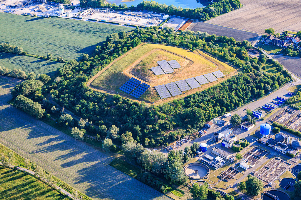Luftbild: Begrünte Deponie mit PV-Anlage an der Kläranlage Speyer im Ortsteil Ludwigshof in Speyer im Bundesland Rheinland-Pfalz in Deutschland.Foto: IMG_157029.jpg vom 29.05.2026 durch Werner Riehm/FLY-FOTO.deAuflösung des Originals: 5823 x 3882 px