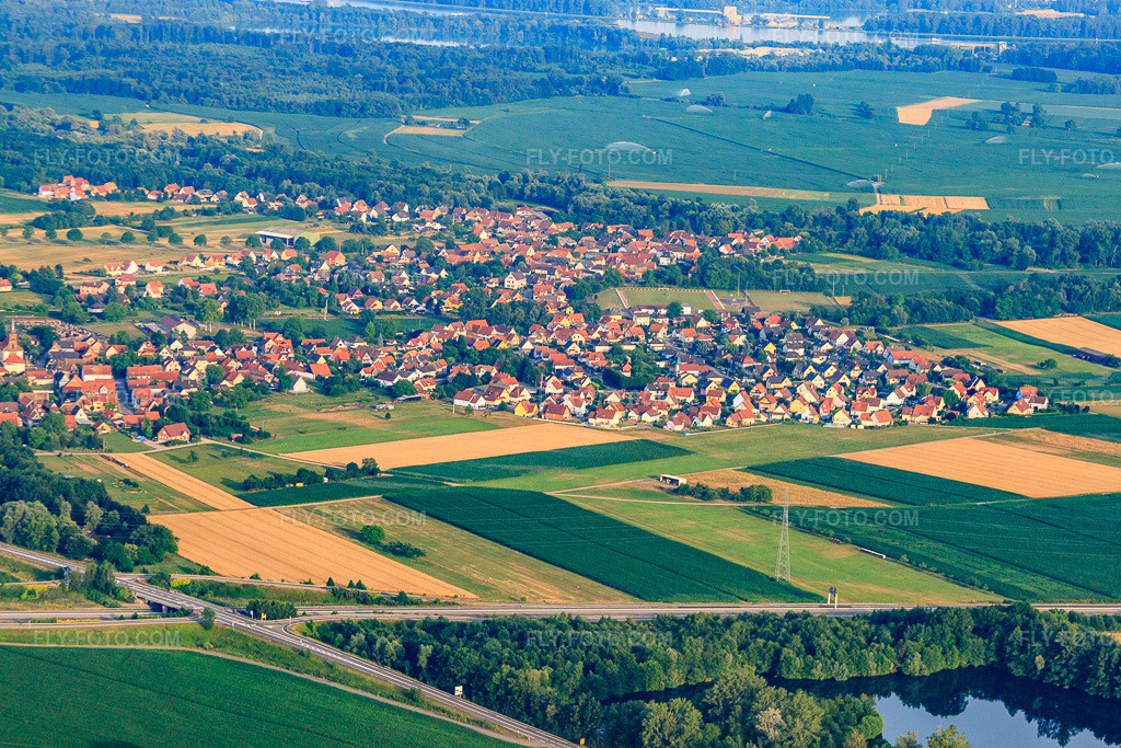 Aerial view: View of the town from the west in Rountzenheim in the state Bas-Rhin, France.Photo: IMG_30569.jpg taken on 07/09/2010 by Werner Riehm/FLY-FOTO.comResolution of the original: 4752 x 3168 px