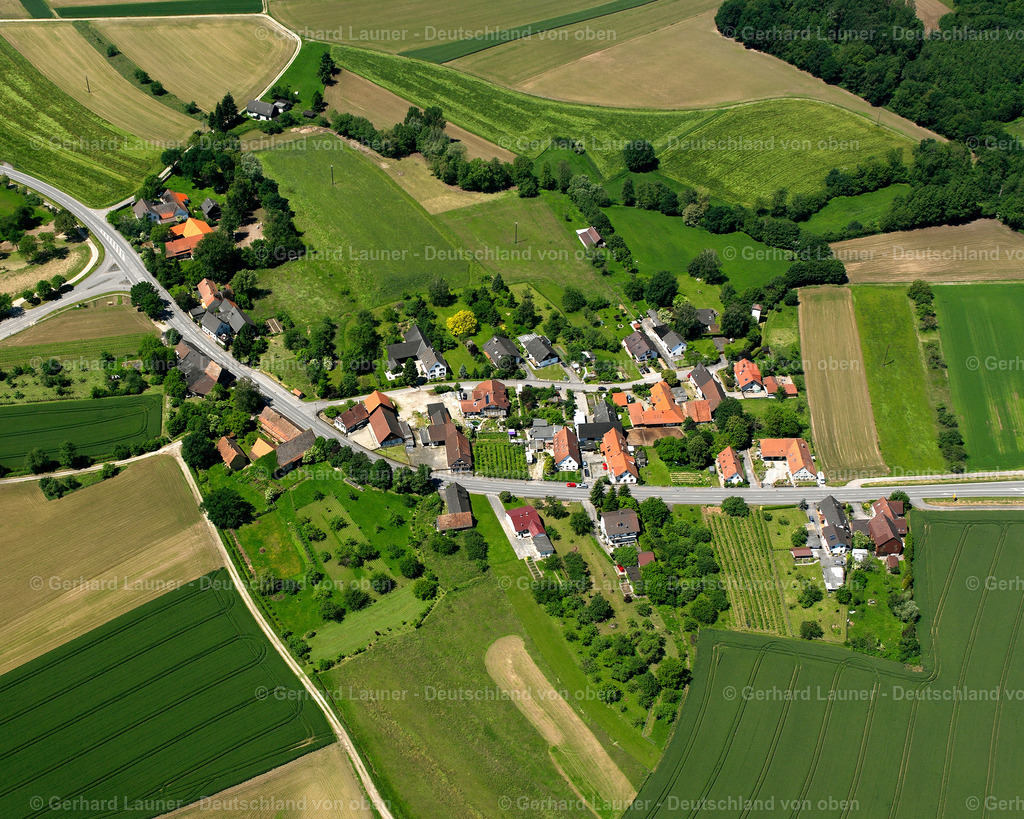 2626150 | Hohbühn RHEINAU 09.06.2006 Landwirtschaftliche Nutzflächen und Feldgrenzen  umsäumen das Siedlungsgebiet des Dorfes in Rheinau im Bundesland Baden-Württemberg, Deutschland // Agricultural land and field boundaries surround the settlement area of the village  in Rheinau in the state Baden-Wuerttemberg, Germany Foto: Gerhard Launer