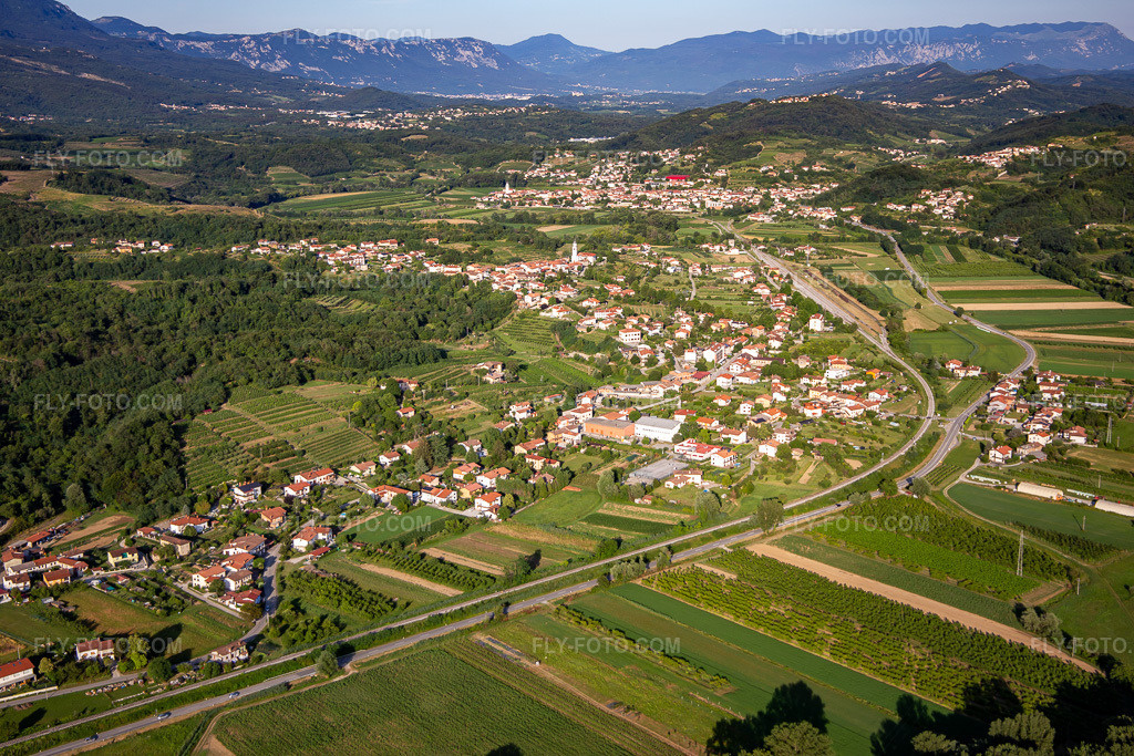 Aerial view: In the Vipara Valley in the district Prvačina in Nova Gorica in the state Slovenia, Slovenia. – Photo: IMG_137470.jpg taken on 07/14/2023 by Werner Riehm/FLY-FOTO.com – Resolution of the original: 5472 x 3648 px