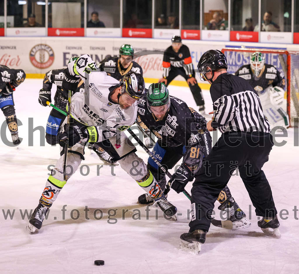 2024-02-23_074_TSV_Erding_gegen_ERSC_Amberg | Erding, Deutschland, 23.02.2024:
Eishockey, Bayernliga Playoffs 2023 / 2024, 3. Spieltag, TSV Erding gegen ERSC Amberg, Endergebnis: 2:3 n. V.

Michael Kirchberger (ERSC Amberg, #91), Maximilian Forster (Erding Gladiators, #81)

Foto: Christian Riedel / fotografie-riedel.net