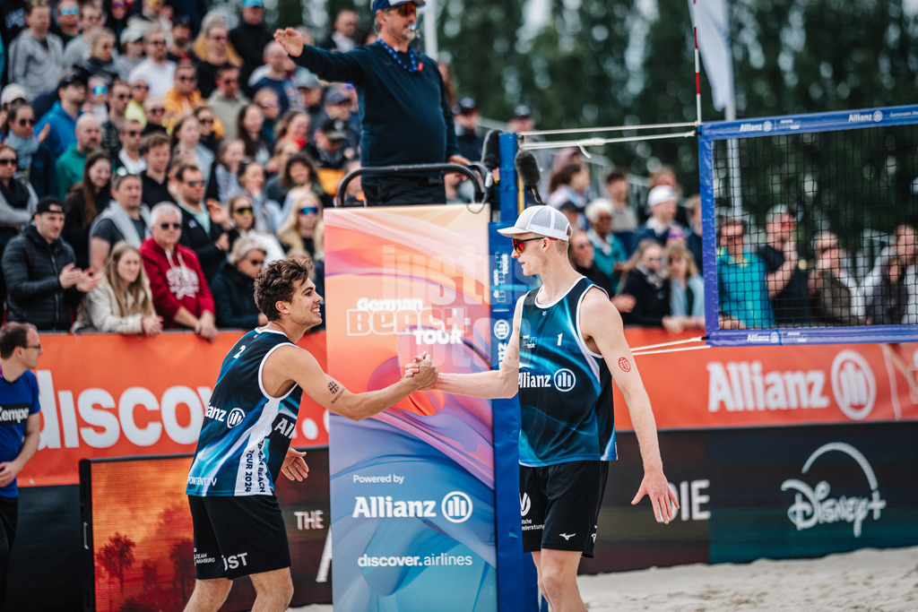 Beachvolleyball | Männer | German Beach Tour 2024 | Tourstop Bremen | 09.06.2024 | v.l. Lui Wüst und Philipp Huster klatschen ab