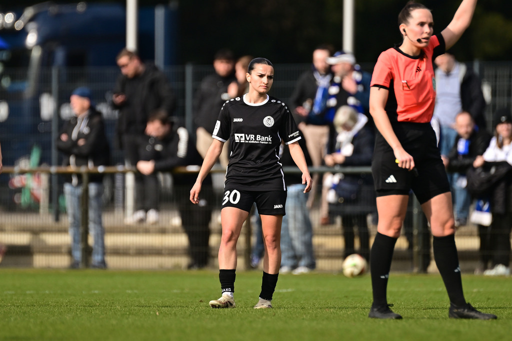 Fußball I Frauen I Saison 2024-2025 I 2. Bundesliga I 19. Spieltag I Hamburger SV - SV 67 Weinberg | Djellza Istrefaj (30, SV 67 Weinberg Frauen) - Realisiert mit Pictrs.com