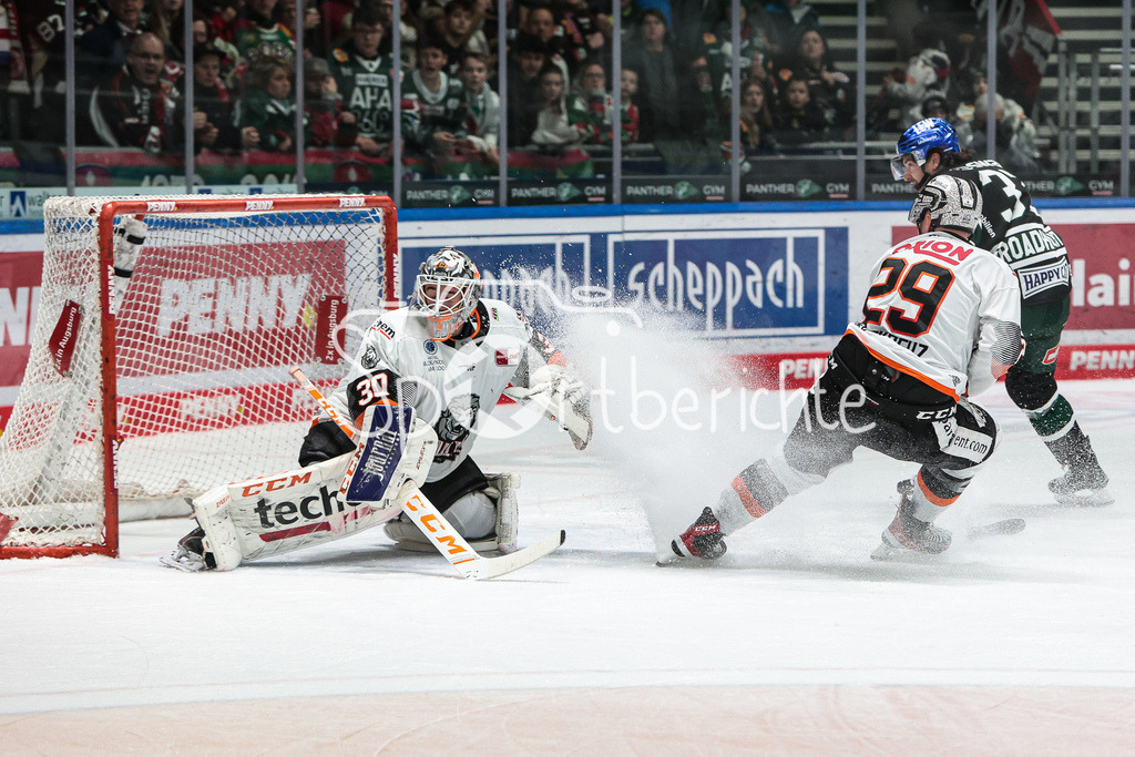 Augsburger Panther - Loewen Frankfurt | v. l. Jake HILDEBRAND (FRA #30), Brett BREITKREUZ (FRA #29), Terry BROADHURST (AEV #37)