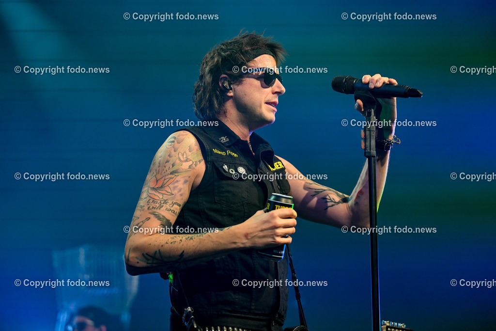 Posthof_ Turbobier_ Konzert_ 15.03.2024-57 | 15.03.2024, Linz, AUT, Posthof, Konzert Turbobier, im Bild Marco Pogo alias Dominik Wlazny (Saenger, Konzepter und Songwriter,  Gitarrist der oesterreichischen Punk-Rock-Band Turbobier, weiters Politiker der Bierpartei, Bezirksrat in Wien Simmering, Praesidentschaftskandidat, Arzt, Mediziner)