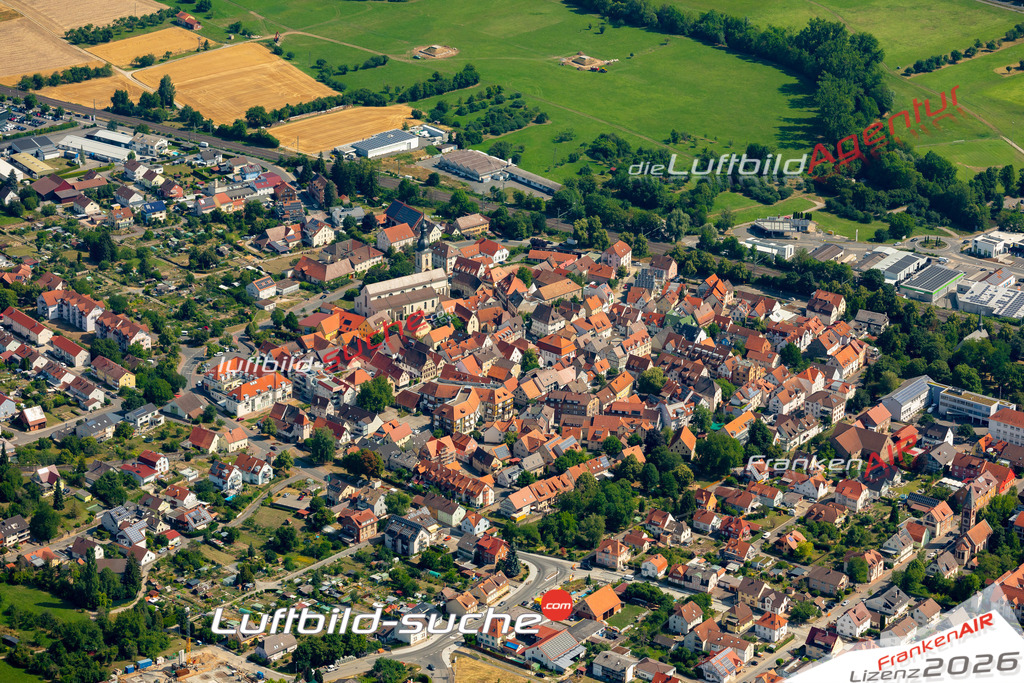 Das Luftbild zeigt : Stadtkern Lauda-Königshofen - Die Luftaufnahme wurde 2023 vom UL-Flugzeug aus erstellt ( keine Drohne ) - Hochauflösende Luftaufnahme - Für grossformatige Ausdrucke geeignet. Die Geschenkidee !Mit Lizenz und Bildrechte bestellbar