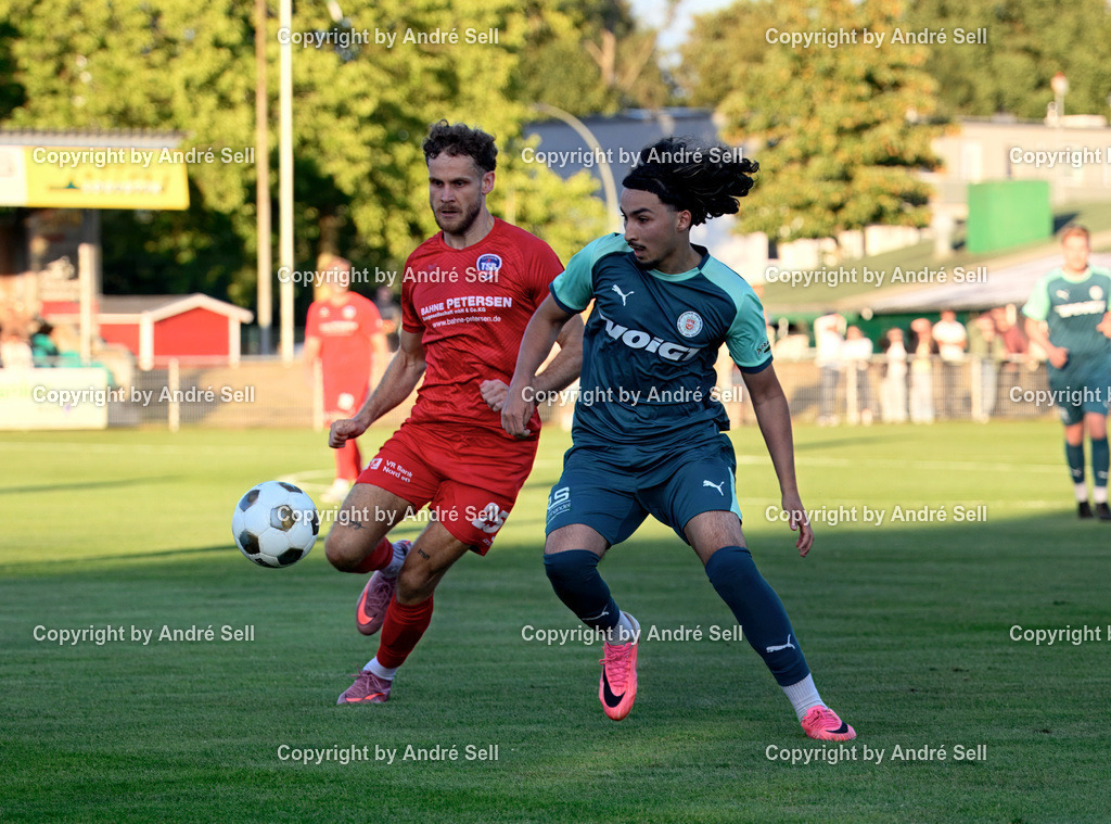 PSV Neumünster vs TSB Flensburg | Ayoub Assameur (PSV #8) vs Noel Kurzbach (TSB #25) / Fußball-Oberliga Männer 2026/2027 / PSV Neumünster vs TSB Flensburg / PSV Stadion Platz A / Neumünster / 07.08.26 - Realisiert mit Pictrs.com