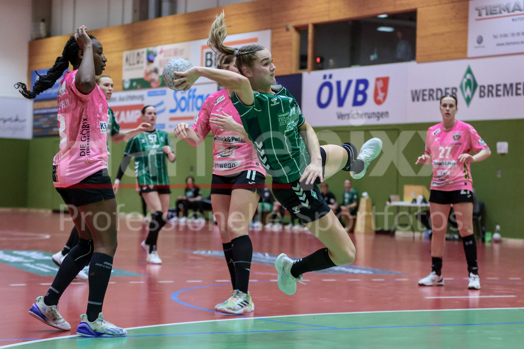 Handball, 2. Bundesliga Frauen, SV Werder Bremen - Füchse Berlin | Luca Schumacher (SV Werder Bremen, 9) beim Wurf, am Ball, Spielszene, Aktion, Action