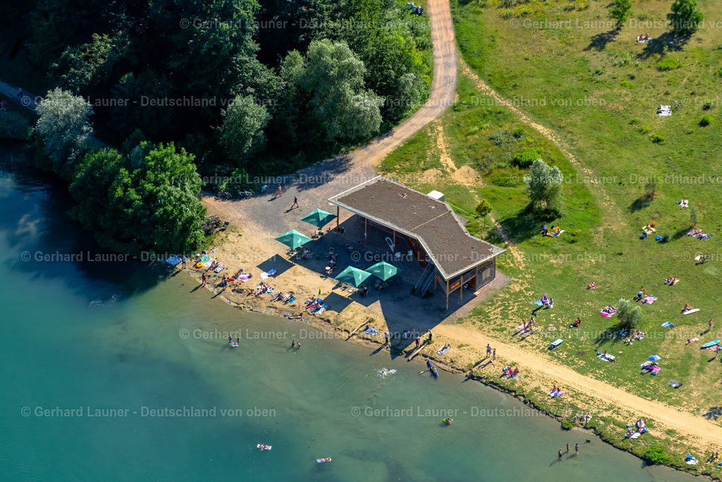 4033994 | OPFINGEN 30.06.2020 Badegästen am Strand und an den Uferbereichen des Sees Opfinger See in Opfingen im Bundesland Baden-Württemberg, Deutschland. // Bathers on the beach and on the shore areas of the lake Opfinger See in Opfingen in the state Baden-Wuerttemberg, Germany. Foto: Gerhard Launer