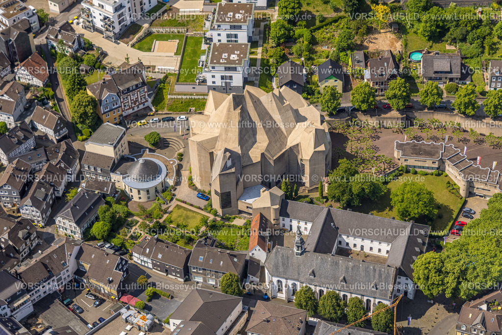 Velbert250600935Neviges |  Luftbild, futuristische Dachkonstruktion der kath. Kirche Mariendom, Franziskanerkloster Hardenberg mit kath. Pfarrkirche St. Mariä Empfängnis, Rundbau Pfarrzentrum Glocke, Neviges, Velbert, Ruhrgebiet, Nordrhein-Westfalen, Deutschland