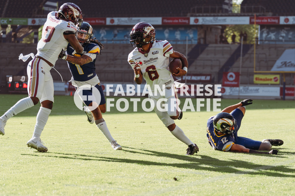GER Rhein Fire vs. Alpine Rams, American Football, AFLE, Saison 2026, 01.08.2026 | Kaylon Geiger (Rhein Fire, #06) auf dem Weg in die Endzone,GER Rhein Fire vs. Alpine Rams, American Football, AFLE, Saison 2026, 01.08.2026Foto: Eibner-Pressefoto/Fabian Friese - Realisiert mit Pictrs.com