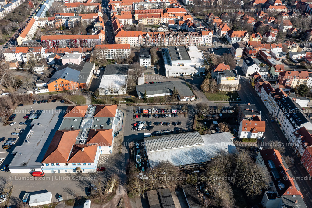 10049-51600 - Klubhaus und Einkaufsmarkt in Halberstadt | Stockfoto und Bilderpool mit Bildmaterial aus Deutschland, dem Harz, Halberstadt, Quedlinburg, Wernigerode und weltweit. Qualitativ hochwertige und professionelle Fotos anschauen und kaufen. - Realisiert mit Pictrs.com