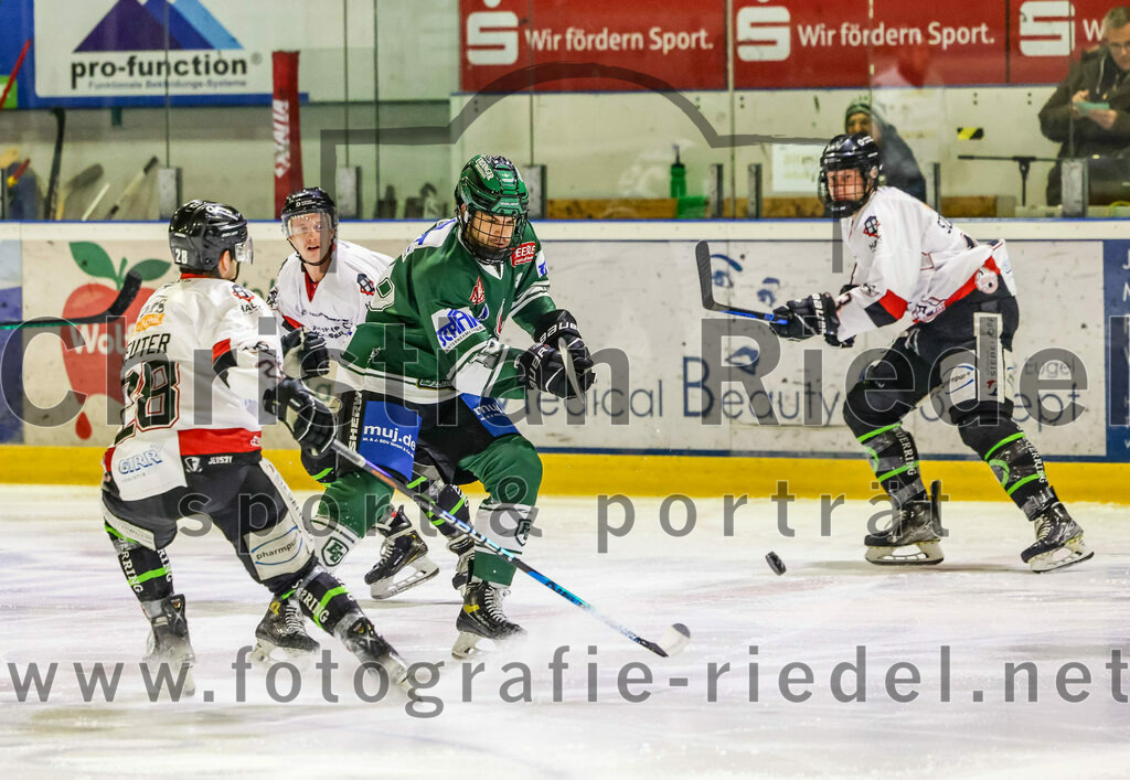 2023-11-12_014_TSV_Erding_gegen_EHC_Koenigsbrunn | Erding, Deutschland, 12.11.2023:
Eishockey, Bayernliga Vorrunde 2023 / 2024, 9. Spieltag, TSV Erding gegen EHC Königsbrunn, Endergebnis: 3:2

Mika Reuter (EHC Königsbrunn, #28), Daniel Krzizok (Erding Gladiators, #18)

Foto: Christian Riedel / fotografie-riedel.net