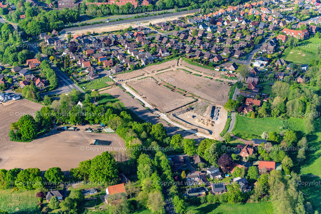 Stade_Baugebiet_Harsefelderstrasse_Klarer_Streek_ELS_7784140522 | STADE 14.05.2022 Baustelle eines Neubau- Wohngebietes der Reihenhaus- Siedlung " Klarer Streck " im Ortsteil Riensförde in Stade im Bundesland Niedersachsen, Deutschland. // Construction site of a new residential area of the terraced housing estate " Klarer Streck " in the district Riensfoerde in Stade in the state Lower Saxony, Germany. Foto: Martin Elsen