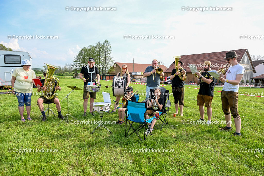 Boehmischer Fruehling_ Festival 2023_ 05.05.2023-2 | 05.05.2023, Ort im Innkreis, AUT, Boehmischer Fruehling, Festival 2023, im Bild Finstlberger Blasmusik aus Thueringen (GER) und Familie Gaffl aus Koenigswiesen (AUT) spielen gemeinsam am Campingplatz auf
