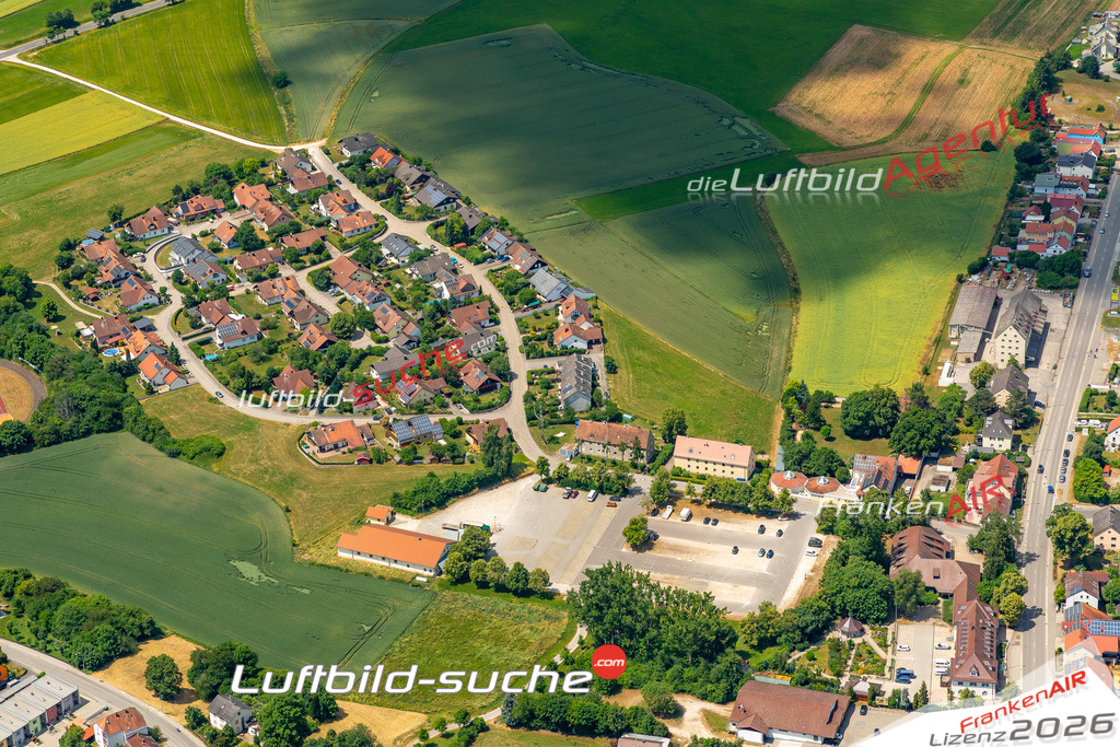 Das Luftbild zeigt : Volksfest Platz Hemau - Die Luftaufnahme wurde 2023 vom UL-Flugzeug aus erstellt ( keine Drohne ) - Hochauflösende Luftaufnahme - Für grossformatige Ausdrucke geeignet. Die Geschenkidee !Mit Lizenz und Bildrechte bestellbar