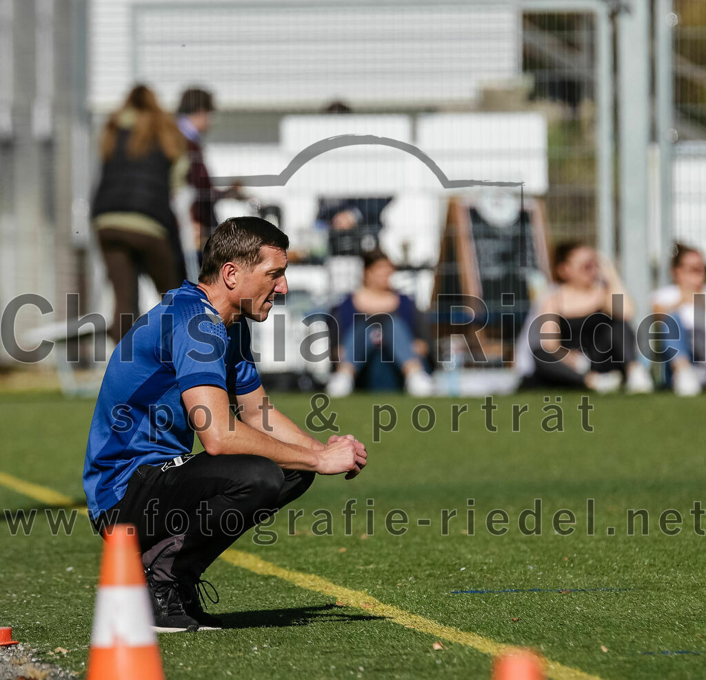 2023-10-21_075_FC_Langengeisling_gegen_TSV_Eching | Erding, Deutschland, 21.10.2023:
Fußball, Bezirksoberliga 2023 / 2024, 8. Spieltag, FC Langengeisling gegen TSV Eching, Endergebnis: 0:0

Trainer Stefan Karamatic (FC Langengeisling)

Foto: Christian Riedel / fotografie-riedel.net