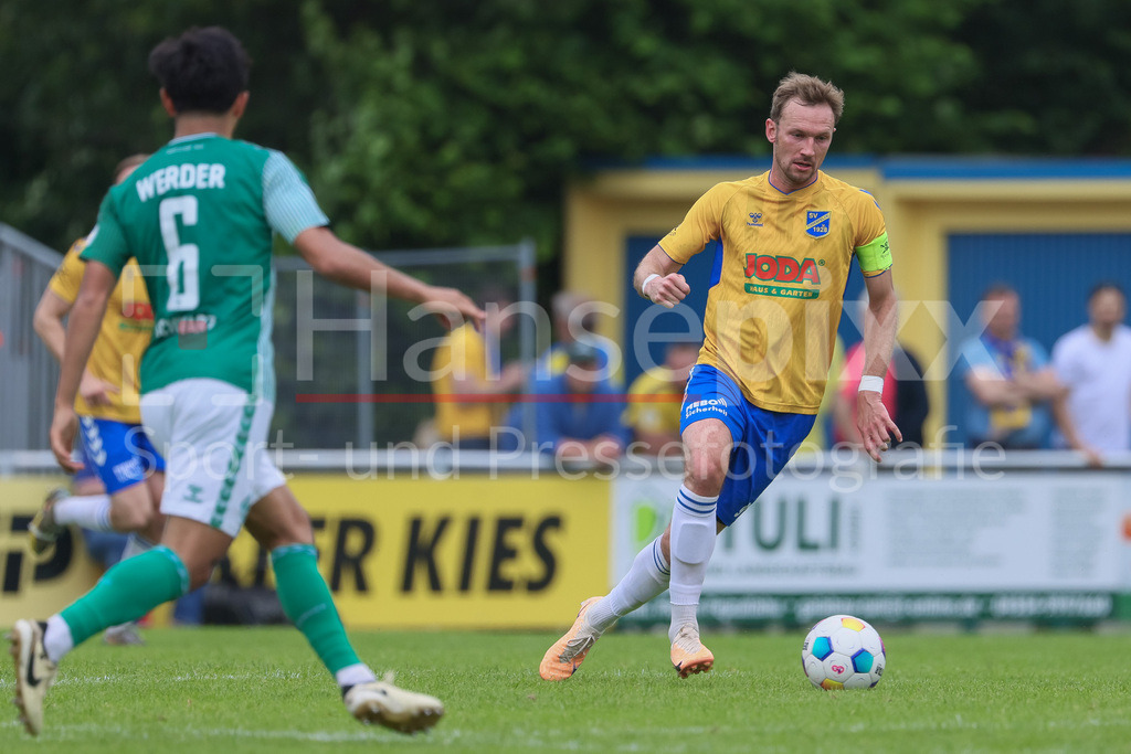 Fussball, Relegation Regionalliga Nord, SV Werder Bremen II - Holstein Kiel II | v.li.: Marco Pajonk (SV Todesfelde, 9) am Ball, Einzelbild, Ganzkörper, Aktion, Action, Spielszene