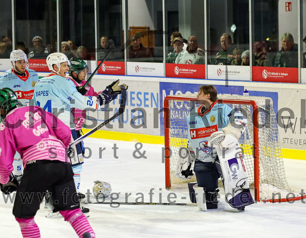 2025-10-05_159_TSV_Erding_gegen_Heilbronner_Falken | Erding, Deutschland, 05.10.2025:Eishockey, Oberliga Süd 2025 / 2026, 6. Spieltag, TSV Erding gegen Heilbronner Falken, Endergebnis: 3:1Corey Mapes (Heilbronner Falken, #24), Louis Trattner (Erding Gladiators, #7), Torwart Franz Jokinen (Heilbronner Falken, #75)Foto: Christian Riedel / fotografie-riedel.net