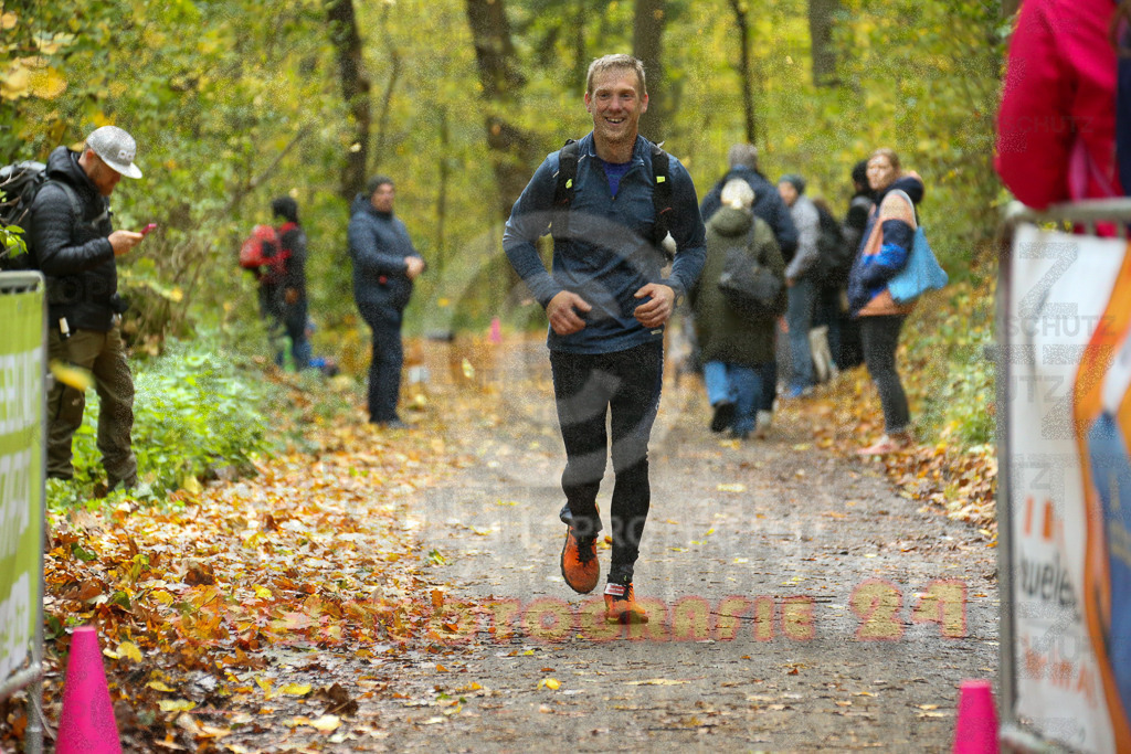 251026_1323_EX1_3295 | Sportfotografie im Rhein-Sieg Kreis, Köln, Bonn, NRW, Rheinland Pfalz, Hessen, etc. Unser Tätigkeitsfeld umfasst den Laufsport vom Volkslauf über den Marathon, Duathlon, Triathon bis zum Ultralauf wie Kölnpfad Ultra oder Schindertrail.