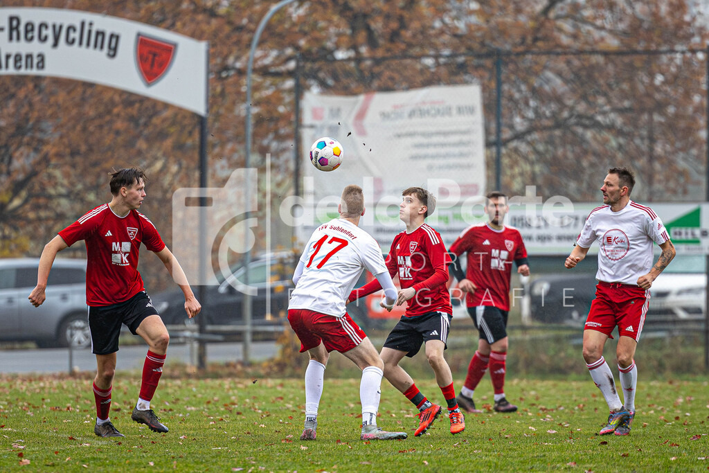 MTV Römstedt II - Mehlau_ Leon (in der Mitte) - vs Suhlendorf 091125 dlP | immodelaporte-sportfotos - Realisiert mit Pictrs.com