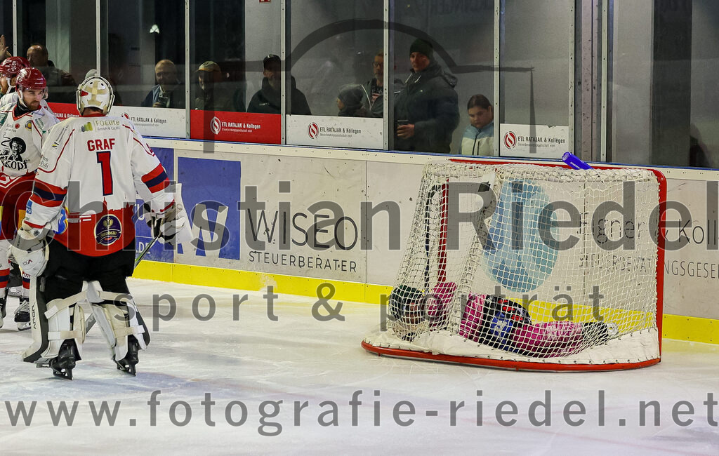 2025-10-24_117_TSV_Erding_gegen_Deggendorfer_SC | Erding, Deutschland, 24.10.2025:Eishockey, Oberliga Süd 2025 / 2026, 11. Spieltag, TSV Erding gegen Deggendorfer SC, Endergebnis: 2:4Sebastian Graf (Deggendorfer SC, #1), Grady Hobbs (Erding Gladiators, #22)Foto: Christian Riedel / fotografie-riedel.net