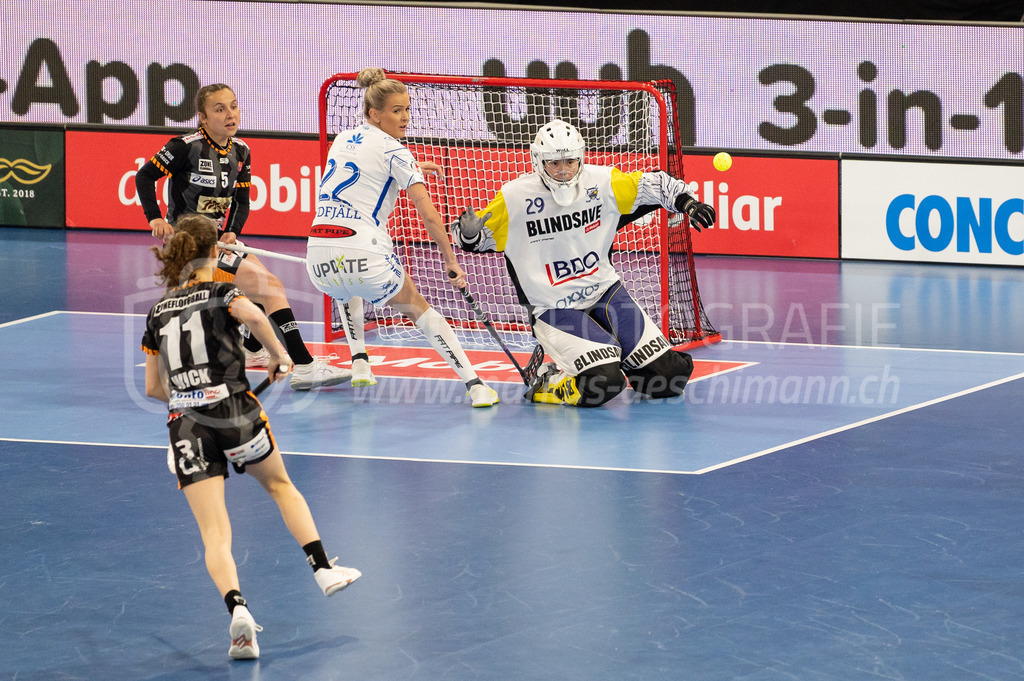 Piranha Chur vs Kloten-Dietlikon Jets - 23. April 2022 | Piranha Chur vs Kloten-Dietlikon Jets
Stimo Arena, Kloten
#29 Torhüterin Monika Schmid (Kloten-Dietlikon Jets) wehrt einen ersten Angriff ab, links #11 Marcia Wick (Piranha Chur), #5 Rahel Wyss (Piranha Chur) und #22 Iza Rydfjäll (Kloten-Dietlikon Jets).
Bild: Sportfotografie Markus Aeschimann | www.markus-aeschimann.ch - Realisiert mit Pictrs.com