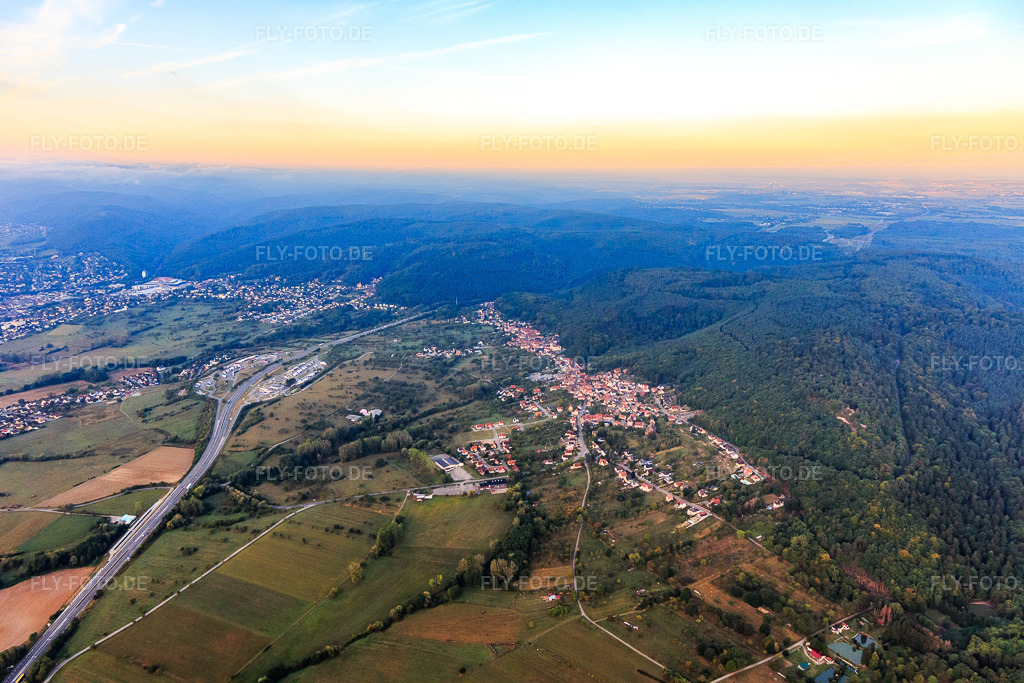 Luftbild: Ortsansicht von Nordosten in Saint-Jean-Saverne im Bundesland Bas-Rhin in Frankreich. – Foto: IMG_117796.jpg vom 14.09.2019 durch Werner Riehm/FLY-FOTO.de – Auflösung des Originals: 5472 x 3648 px