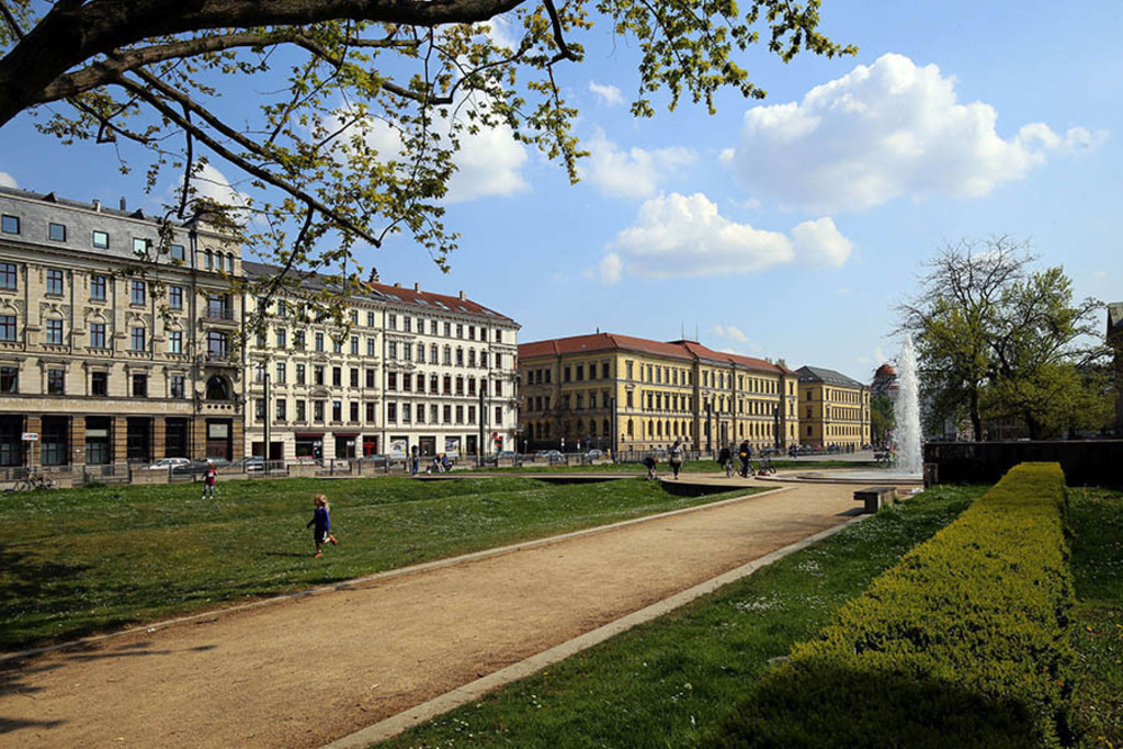Fritz von Harck Anlage -Blick zur Harkortstraße | Entdecke über 20 Kategorien Leipzig-Motive: Foto-Downloads, hochwertige Poster, Leinwand- & Fine-Art-Prints. Jetzt Lieblingsfoto im Bildlexikon Leipzig Shop bestellen!