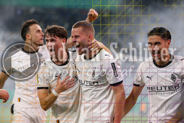 Borussia Mönchengladbach vs Karlsruher SC - DFB-Pokal 2. Runde | Mönchengladbach, Deutschland, 28.10.25:   Nico Elvedi (Borussia Mönchengladbach) Torjubel, jubelt mit seiner Mannschaft nach dem Treffer zum 2:0 waehrend des Spiels der DFB-Pokal 2. Runde zwischen Borussia Mönchengladbach vs Karlsruher SC im Stadion im Borussia Park(Foto von Brauer-Fotoagentur / Adrian Schlueter)